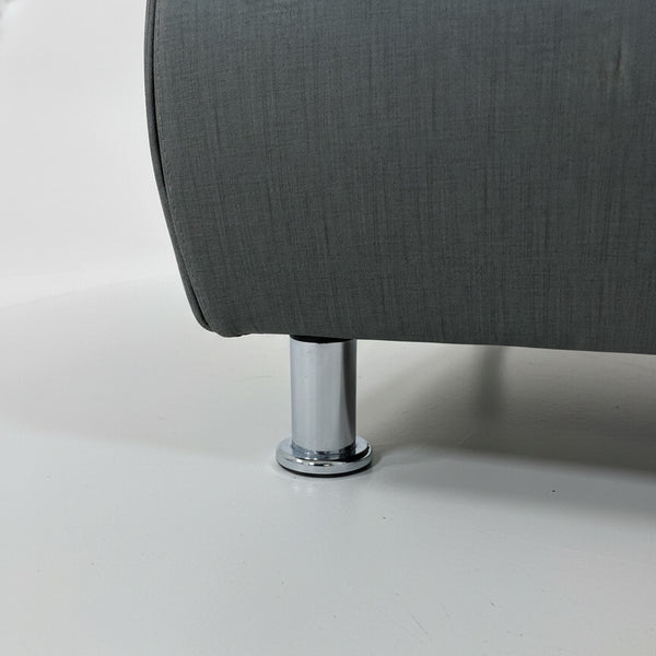 תקריב של רגל המתכת inox של מיטת גליני