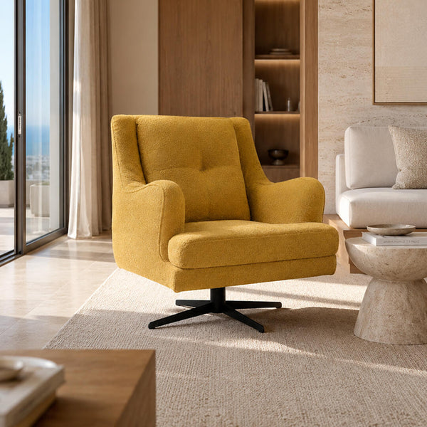 Πολυθρόνα HAVANA σε mustard yellow ύφασμα με bouclé-like υφή, μαύρη μεταλλική περιστρεφόμενη βάση και μοντέρνο σχεδιασμό σε φωτεινό σαλόνι.