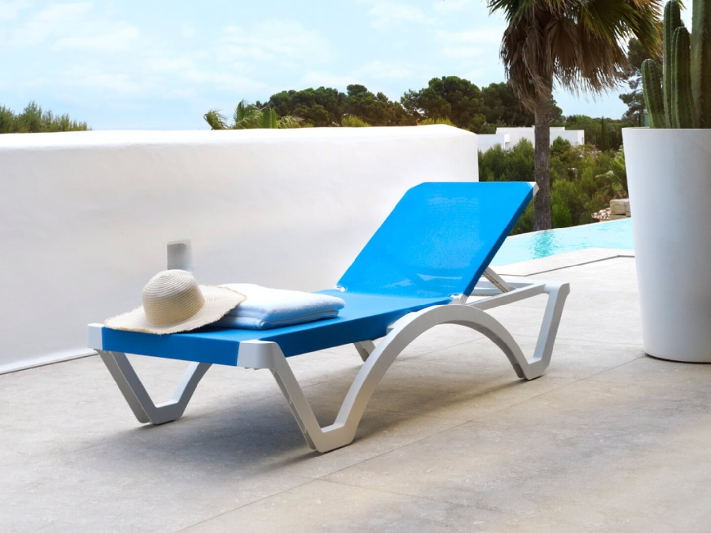 poolside bed plastic white - Lux Furniture
