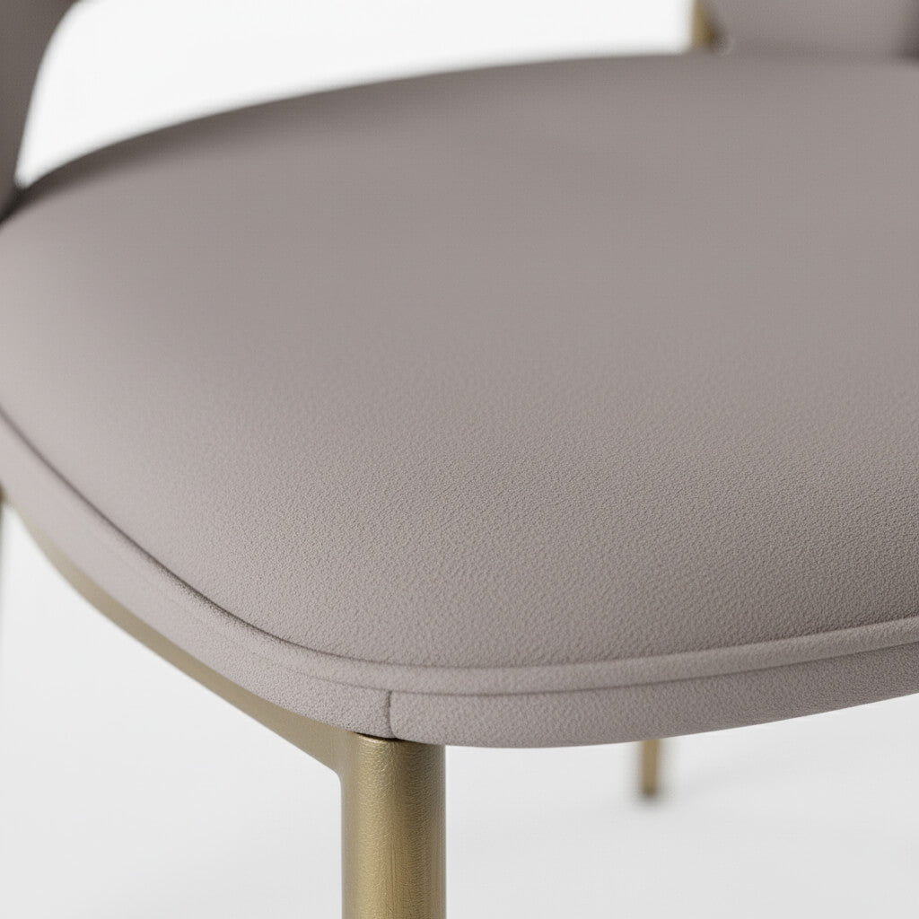 Λεπτομέρεια από το μπεζ ύφασμα microsuede στο κάθισμα της καρέκλας Nexus. / Dark Beige