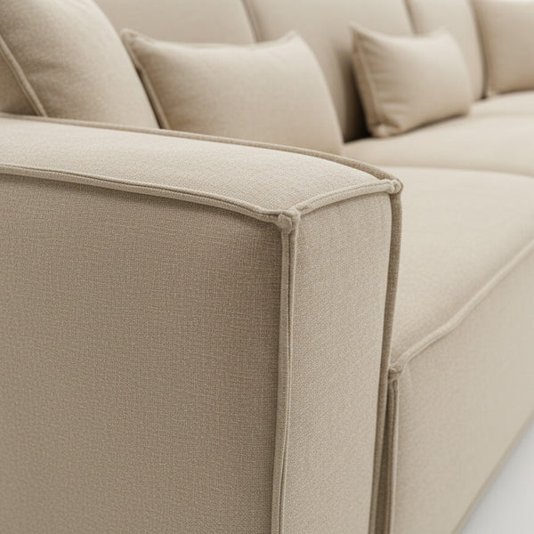 Λεπτομέρεια υφάσματος microfiber και ραφής του καναπέ Nur σε μπεζ χρώμα. / Beige