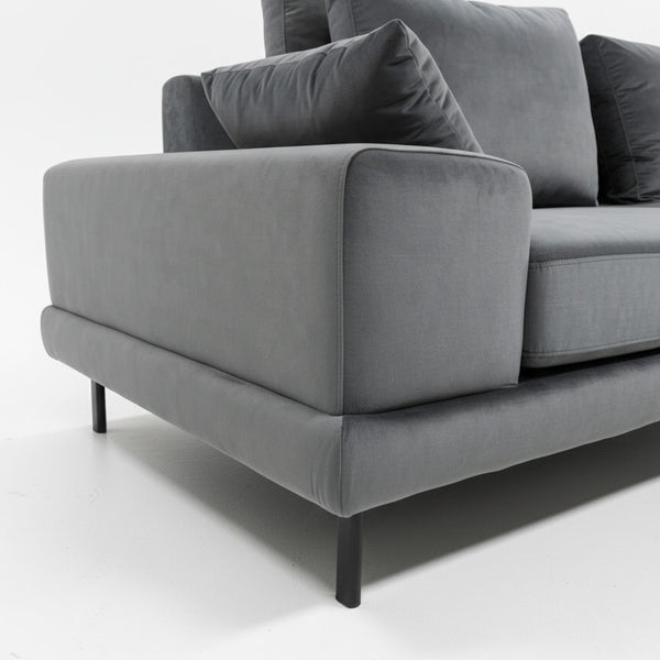Detail of the arm, the black leg and the grey velvet of the Portofino sofa / Grey