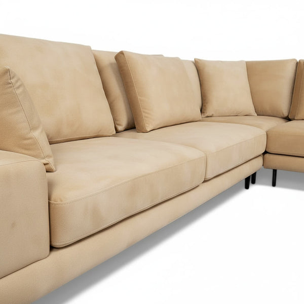 Detail of the cushions and the fabric of the Portofino corner sofa in beige / Golden Beige