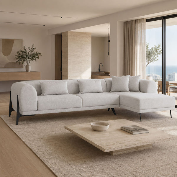 Γωνιακός καναπές ΟΡΟ σε light grey ύφασμα με μεταλλικά πόδια, μαξιλάρια πλάτης και μοντέρνα industrial αισθητική σε φωτεινό σαλόνι.
